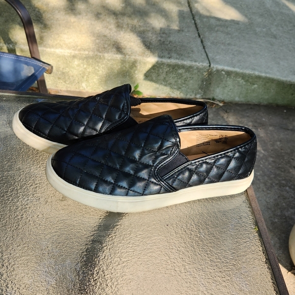 Black and White Quilted Slip-On Shoes Size 9 - Picture 3 of 8